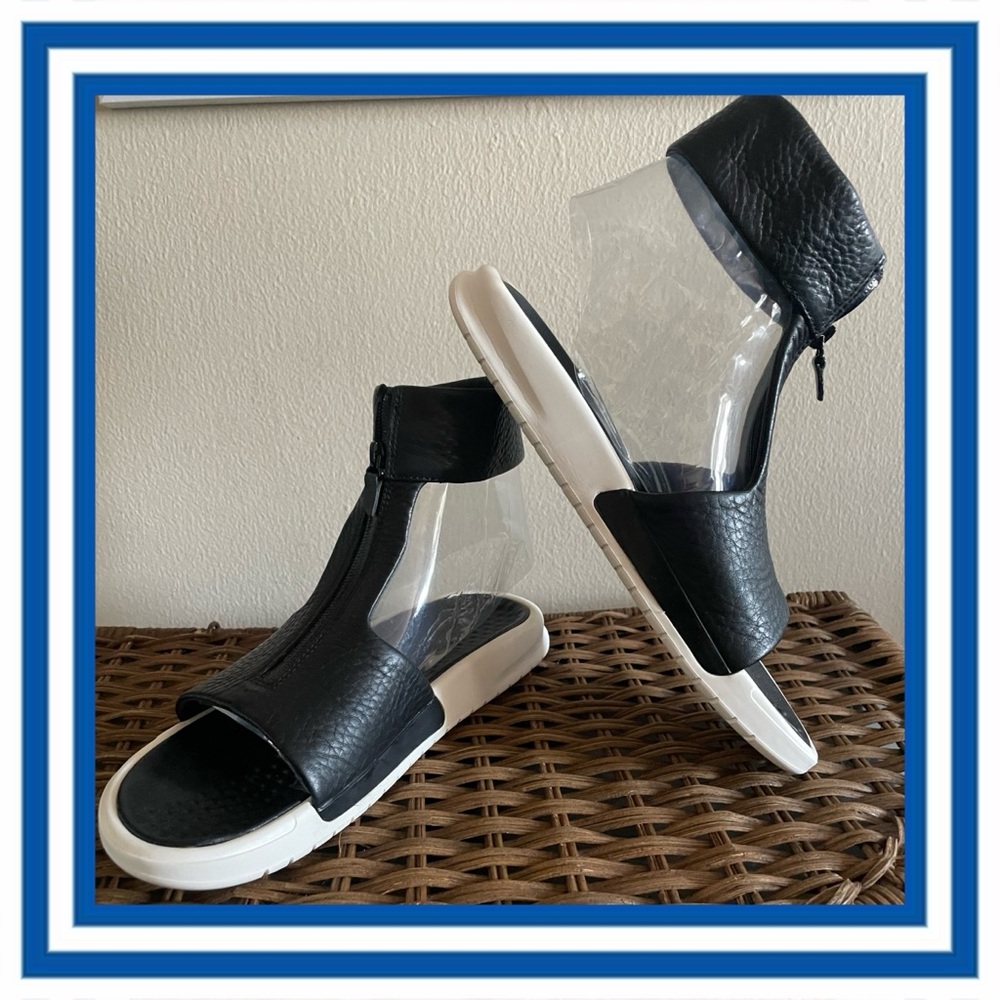 Nike Women's Black and White Athletic Sandals